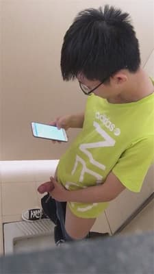 ❣️推荐❣️厕所偷拍【大学生粗屌打飞机】看不出来眼镜小哥屌这么粗，看手机撸管喷射，一脸满足1V-老宋论坛