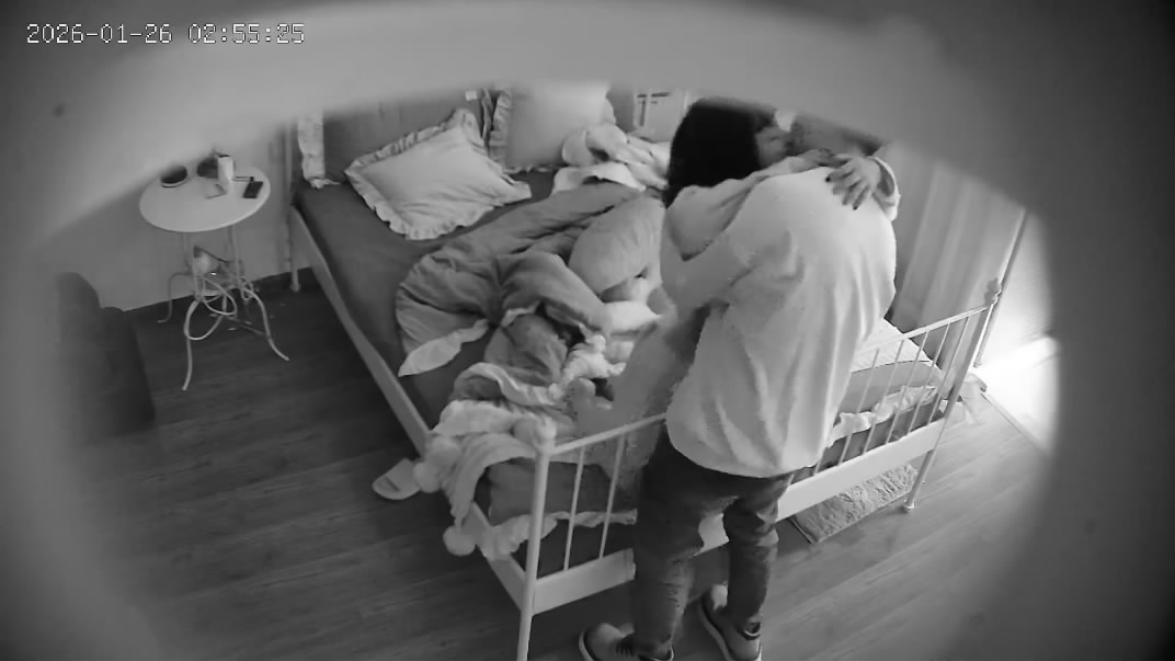 【重磅流出】酒店偷拍！黑丝骚妇偷情换情趣装，被变态炮友绑床炮机狂虐蜜穴啪啪喷水 - 老宋论坛-老宋论坛