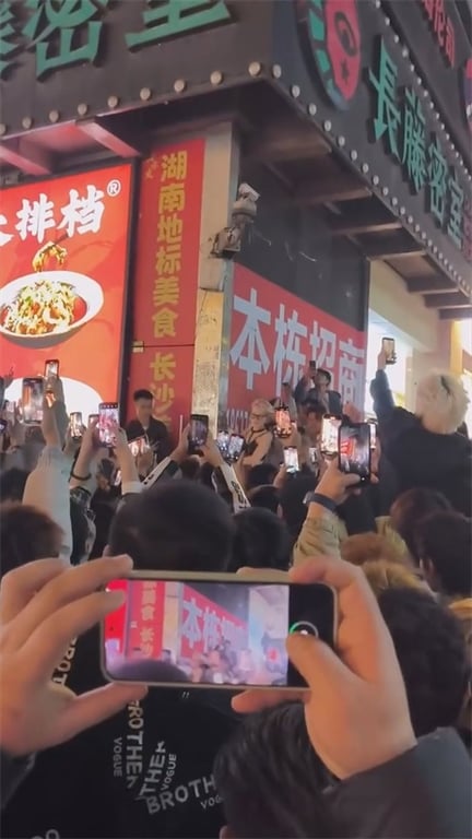 吃瓜3月15日长沙【解放西路】众人围观穿着暴露的荡妇当街口活，众目睽睽当场吹射， 配图28