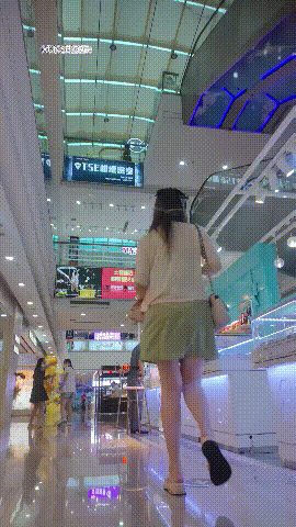 商场偷窥极品双马尾公主裙御姐，油亮肉丝骚窄内裤深陷肥臀，忍不住想摸一把！ 配图4