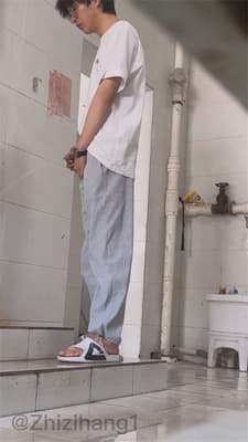 ❣️推荐❣️厕所偷拍【大学男生放尿撸管】厕所看片撸管射了好多，竟然还有包茎翻不出来，G8有大有小5V-老宋论坛