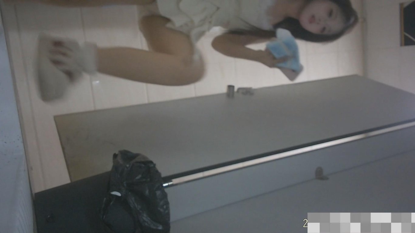 【重磅私密福利】50元双视角4K超清偷拍！极品馒头逼女神主播大尺度拉屎全过程+刮 配图2