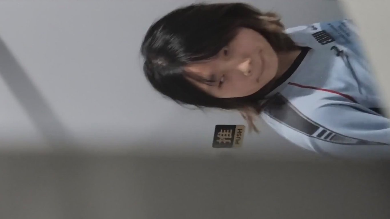 八月流出厕拍大神手持闯拍高校女厕前景偷拍洛丽塔鞋学妹的无毛馒头小肥逼 配图12