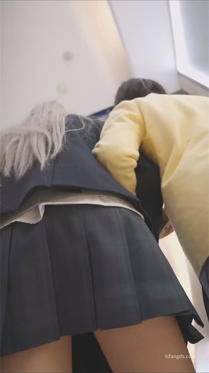 爆款推荐【商场猎艳】极品靓女试衣间被强势拿下，龟男女友肥美阴户紧致翘臀，羡慕到爆 配图7