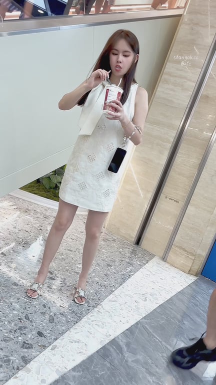 【KFC】风骚少妇周末血拼连遇两天·粉色细绳丁字裤遮不住翘臀诱惑 配图5