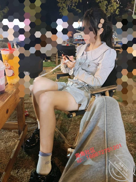 【原创视频13】没忍住，趁妹妹打游戏对她下手了。 - 老宋论坛-老宋论坛