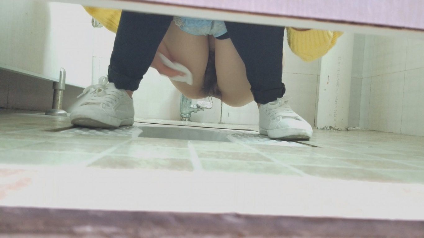 研究所新来的清纯女大学生被果断尾随！女厕偷窥尿尿高清原版，茂密毛毛一览无余无水印 配图4