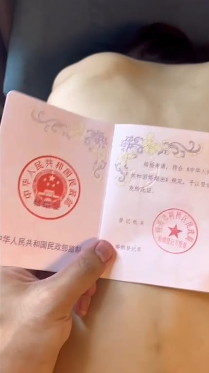 92年人妻举结婚证被野狗操，热精浇红本：骂老公废物，你比他强百倍！ 配图4