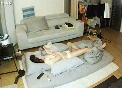 韩国家庭监控偷拍流出！性福少妇高潮自慰扣逼，被丈夫粗大鸡巴猛烈狂操！-老宋论坛