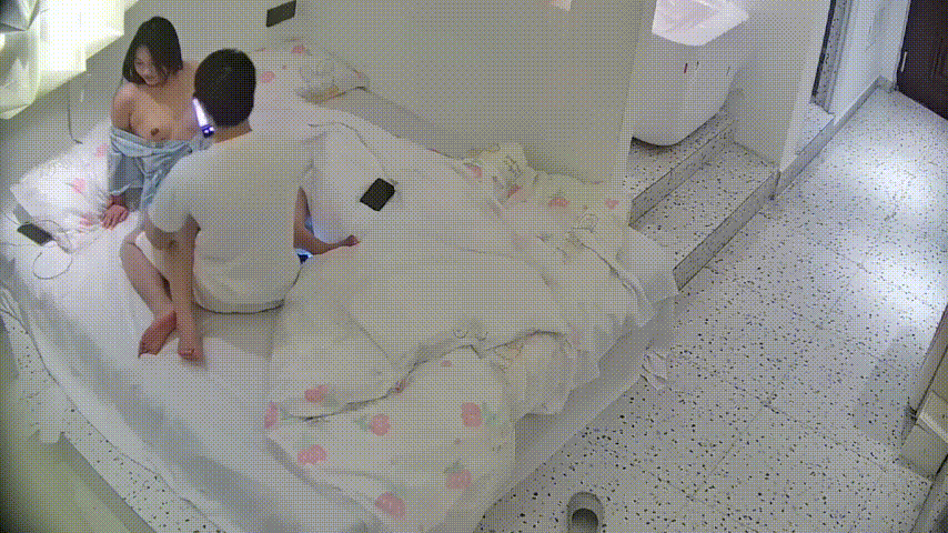 大学城私拍陷阱！丝绸薄纱透视美女受邀拍照却被摄影师强塞鸡巴猛操骚穴，诱惑出片超刺 配图2