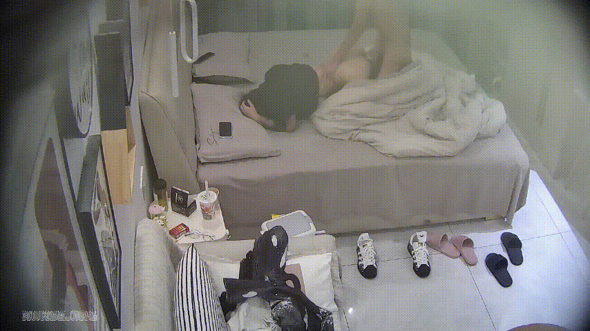 大学城3-15：小美女与男友床上激情缠绵，男人痴迷美臀扶腰猛操，压臀狂干到高潮！ 配图5