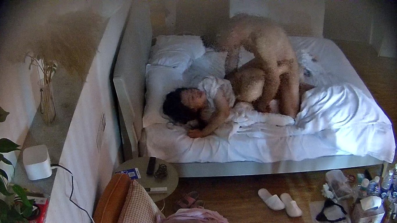 酒店偷拍流出高颜值短裙女神被猥琐男单腿架起猛操湿穴 配图5