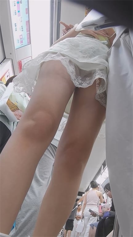 爆推【地铁极致抄底】清纯眼镜妹竟是天生骚货！白内裤紧裹饱满肥美阴户，棉袜小皮鞋萌 配图10