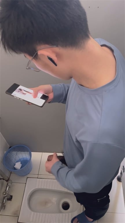 推荐厕所偷拍【大学男生手淫】看女主播疯狂撸管，包皮不翻硬大，喷射完了一脸满足，摄 配图2