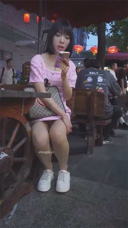 ❤️爆款推荐❤️【游乐场抄底】连衣裙少妇神似任素汐，白内裤骚到爆！黑丝Coser白嫩蜜桃也顶不住，1V1高能激战 - 老宋论坛-老宋论坛
