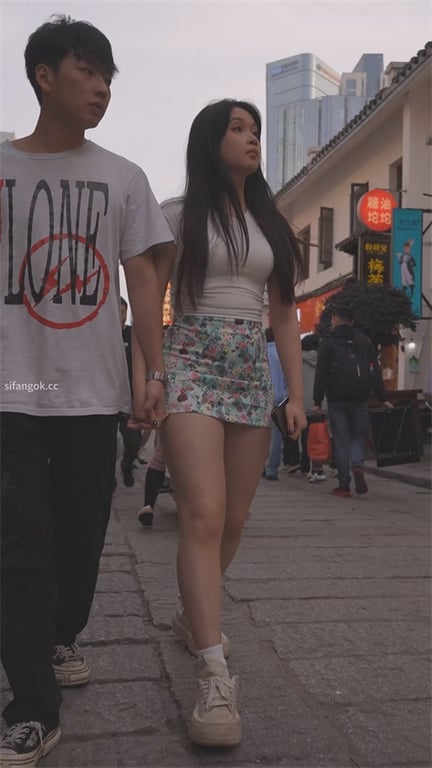爆乳推荐【步行街极品抄底】紧致包臀裙小骚妹，小腹微隆，骚穴死夹半边内裤一线天，内 配图3