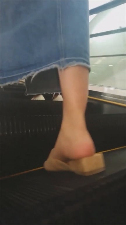 推荐【手持抄底无内裤少妇】技术牛逼,骚穴以为长裙子不会走光就挂空挡,当众开闪光灯 配图7