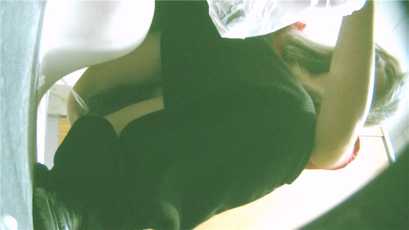 大神潜入商场女厕近距离偷拍红衣小太妹有点发黑的肥鲍鱼 配图2