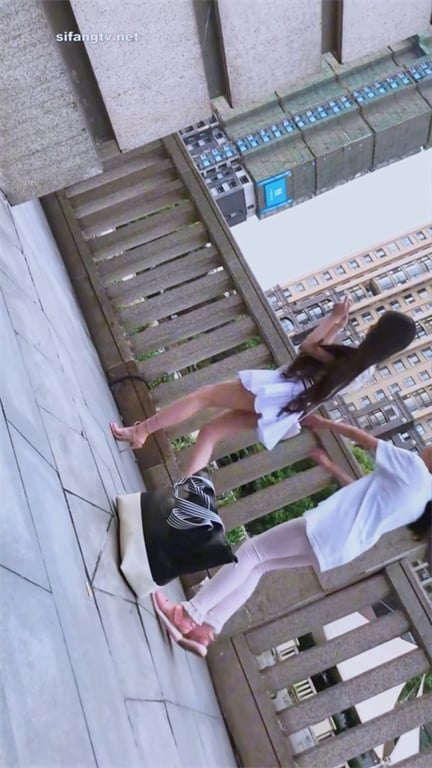 爆推【街头极致抄底】绝色少妇长发飘飘高跟美腿摇曳，短裙下粉嫩诱惑，老哥一路尾随猛 配图6