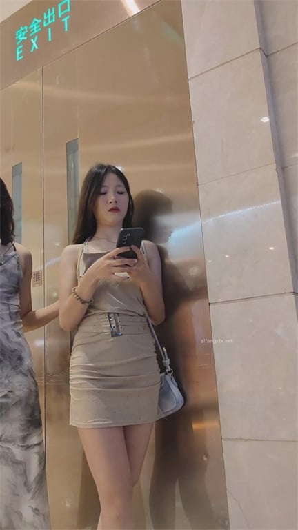 极致诱惑【商场偷拍】顶级靓女大长腿玉足高清特写，个性内裤撩人欲火，硬到爆7V 配图4