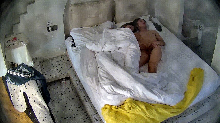 民宿酒店 9-13 异地恋情侣 男生化身种马 直接搞了三炮 还把女友拉到窗边趴着 配图3