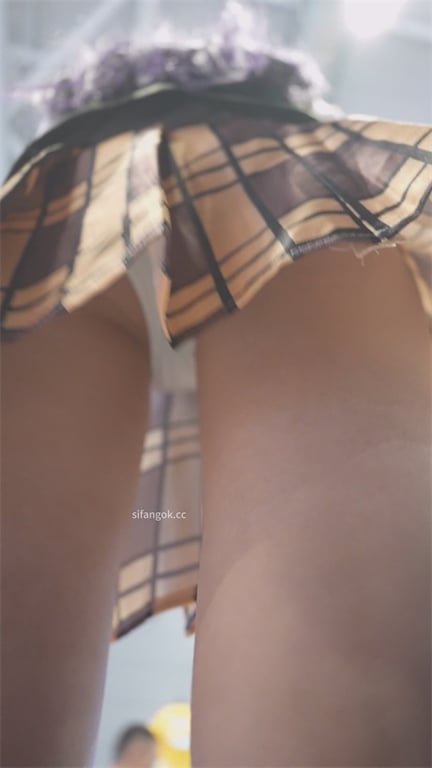 爆推【展会抄底】伪娘现身？零女性特征却挂姨妈巾，真假难辨超刺激1V！ 配图8