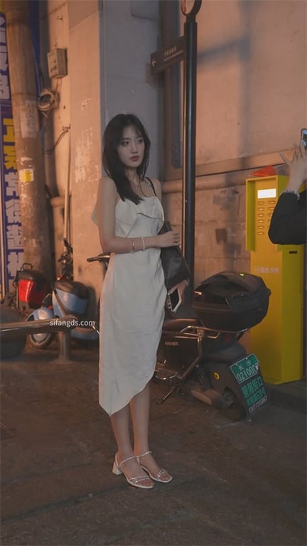 爆款推荐【商场抄底】极品模特女神颜值爆表身材犯规，短裙透视内裤骚到极致，那翘臀让 配图11