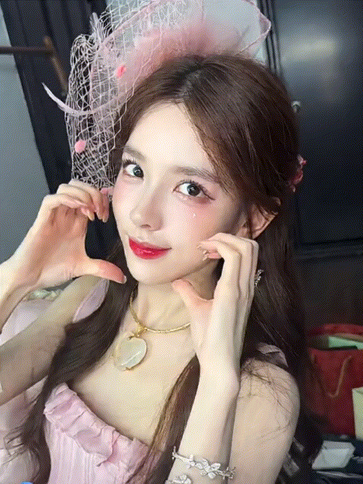 【AI脱衣】继续快手抖音小红书网红明星及红人娜扎给小朋友喂奶！ 配图2