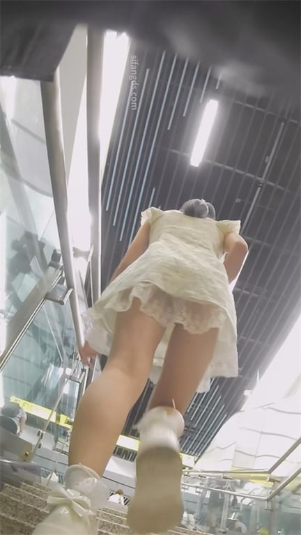 爆推【地铁极致抄底】清纯眼镜妹竟是天生骚货！白内裤紧裹饱满肥美阴户，棉袜小皮鞋萌 配图4