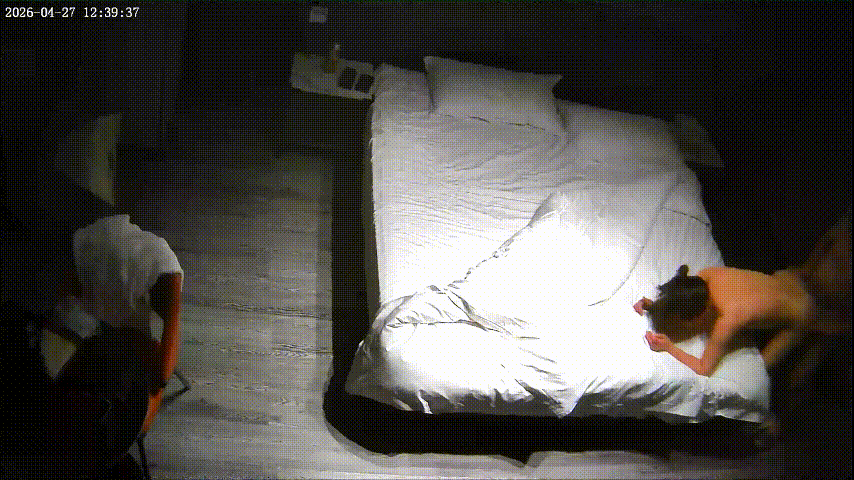酒店偷拍4-27：白发老登体力爆表！一炮接一炮狂干嫩妞不怕中风，从床上干到床下激 配图3