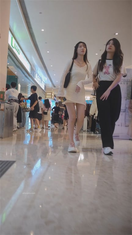 极致诱惑【商场捡漏】极品少妇紧身包臀裙，玉足高清特写，翘臀圆润欲埋脸狂吸1V1 配图2