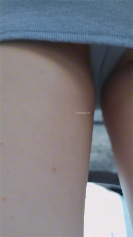 推荐【步行街抄底】泡泡群小靓女，高跟短裙，屁股紧实饱满，想把脸埋进去猛吸1V愃 配图11