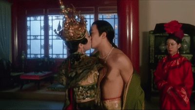 【AI脱衣】❤️魔改电影❤️《鹿鼎记》张敏饰演假太后丰满成熟身材在寝宫被韦小宝压在龙床上后入！-老宋论坛