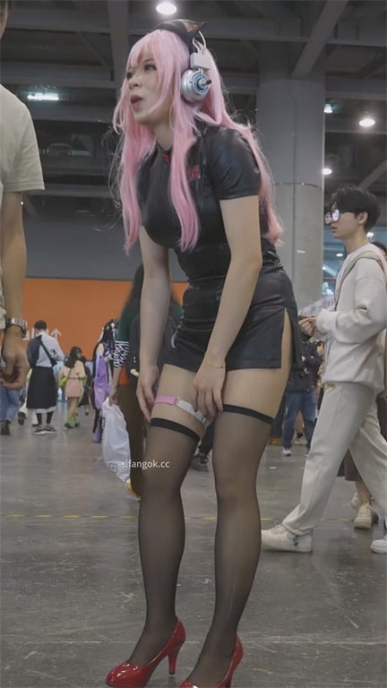重磅推荐【展会极致抄底】短裙一掀就是给人看的骚货！斑马情趣丝袜内裤骚到爆，龟男直 配图3