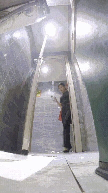 商场公共女蹲厕全景真实偷拍多位美女姐姐方便 配图4