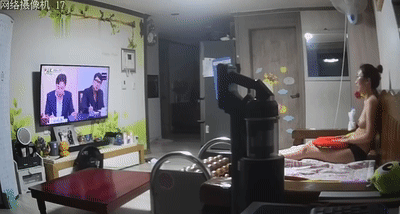 韩国客厅监控偷拍流出！4位欲求不满主妇看综艺节目直接当场自摸高潮喷水！ 配图5