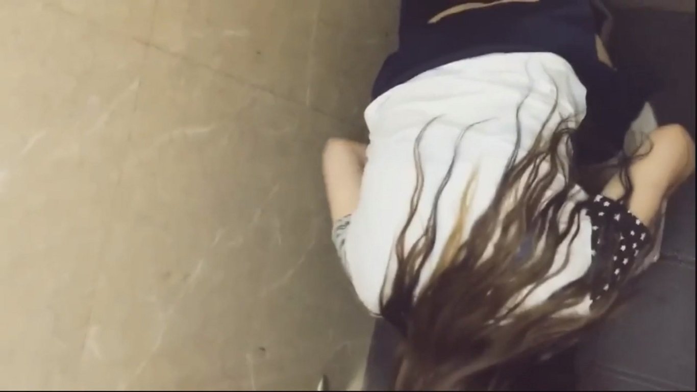 大神手持闯拍商场女厕准备俯视角度被个机车妹发现了用犀利的眼神怒怼幸好没有大叫高清 配图7