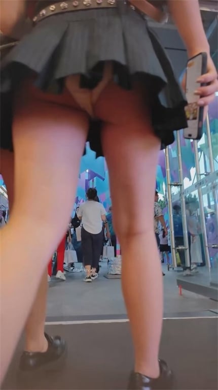 推荐【商场抄底】精品少妇,白内够骚,一身白色看着有气质,天气热透明内裤散散味1V 配图15
