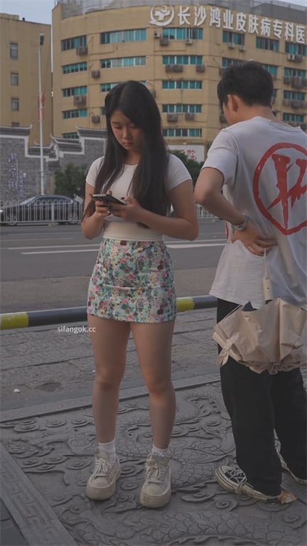 爆乳推荐【步行街极品抄底】紧致包臀裙小骚妹，小腹微隆，骚穴死夹半边内裤一线天，内 配图4