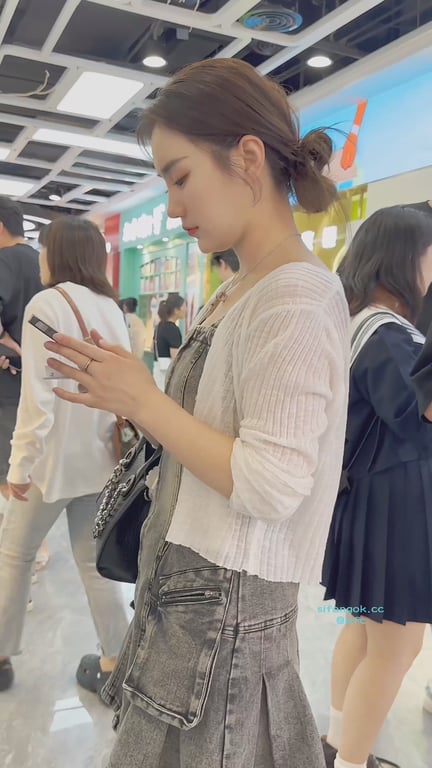 【KFC】短裙气质少妇独自买奶茶，黑白豹纹骚内微透大屁股晃荡诱惑 配图4