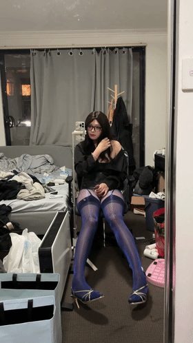 炒鸡反差男娘CD阿莹，人妖骚妓被锁着的蛋蛋就是主人的遥控器，只要用力打一下人妖母 配图2