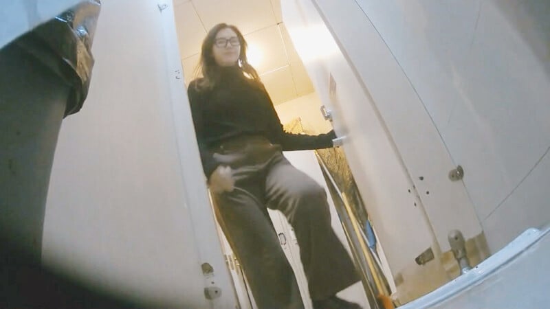 大神潜入KTV女厕女厕全景偷拍多位美女还有一位在里面打跑的情侣 配图8