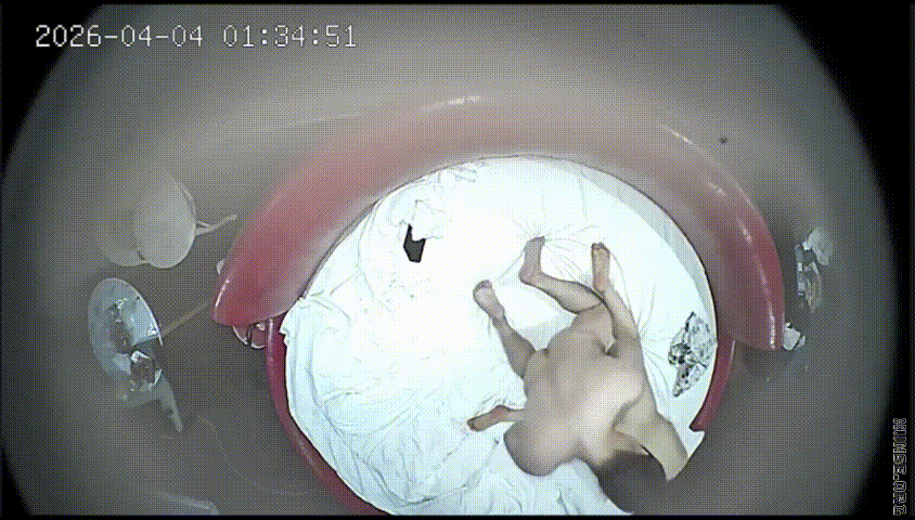 上帝视角4-4：贫乳小妹被中年大叔各种姿势狂操内射！急忙捂逼下床清理，大叔这招太 配图5