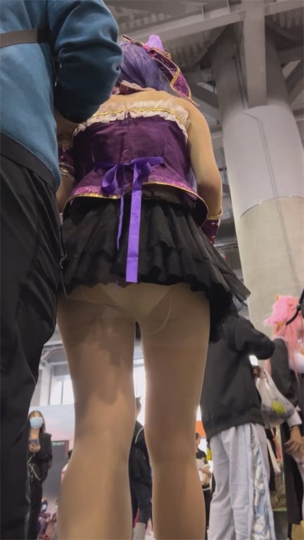 推荐【展会抄底】颜值嫩妹,裙子这么短,肉丝白内都露出来了,龟男似乎看到镜头了,就 配图3