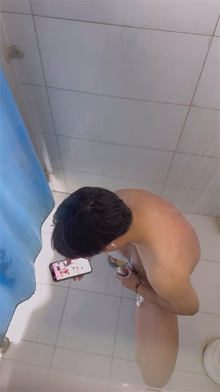 推荐浴室偷拍【大学男生洗澡打飞机】高个靓仔，看毛片撸管爽得飞起，沐浴露润滑，讲究 配图5