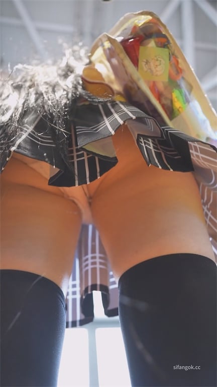 爆推【展会抄底】伪娘现身？零女性特征却挂姨妈巾，真假难辨超刺激1V！ 配图4