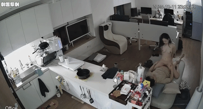 韩国监控偷拍流出摄影棚老板狂干性感女友！激烈猛攻让她高潮求饶尖叫！ 配图5