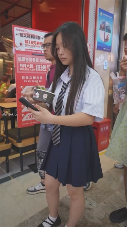 ❣️极致诱惑❣️【步行街抄底】清纯学生妹小皮鞋骚丁字裤，粉嫩饱满蜜穴直冲脸，忍不住埋头猛吸屁眼！ - 老宋论坛-老宋论坛