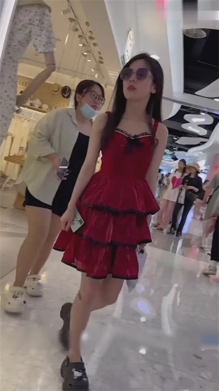 爆推【商场真空捡漏】绝美小嫩妹红裙下不穿内裤竟是一线天，苗条娇躯让人想把脸埋进屁 配图4