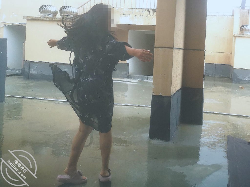 雨中与姐姐的肉体紧紧相拥 配图3